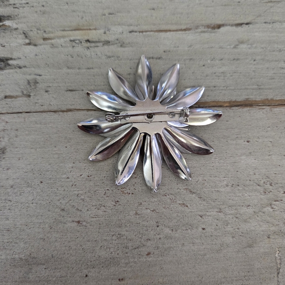 Vintage Ivory Petal Brooch - Picture 2 of 2